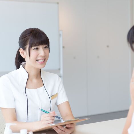 カウンセリングするスタッフ