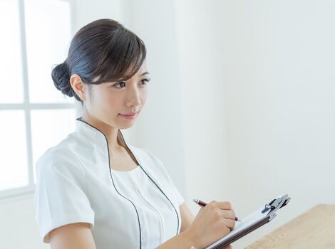 メモを取るスタッフ