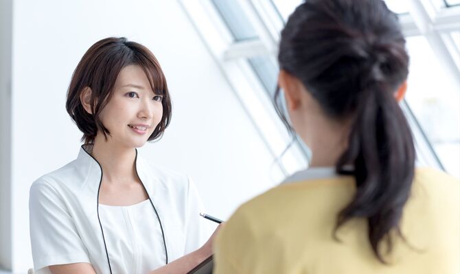 カウンセリングする女性スタッフ